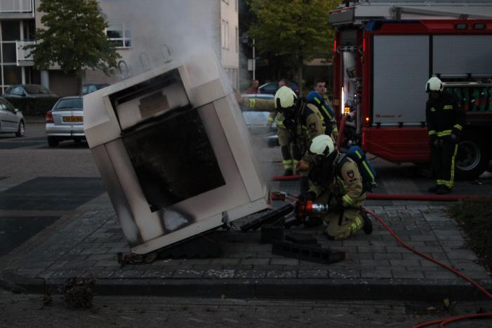 Brandweer blust brandende container