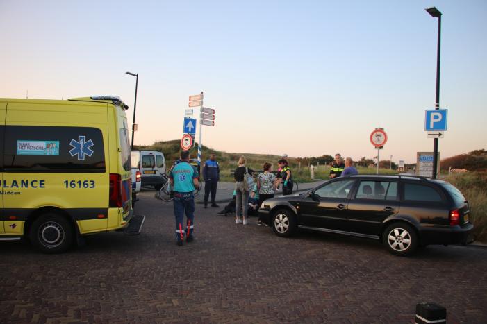 Wielrenner raakt gewond na botsing met auto