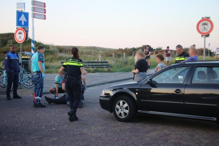 Wielrenner raakt gewond na botsing met auto