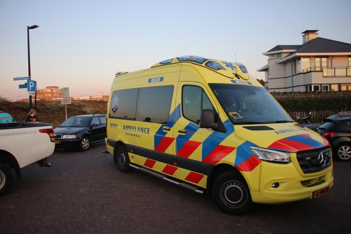 Wielrenner raakt gewond na botsing met auto