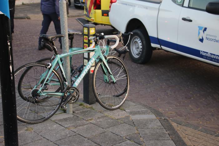 Wielrenner raakt gewond na botsing met auto