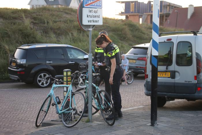 Wielrenner raakt gewond na botsing met auto