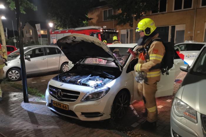 Brand gesticht in auto