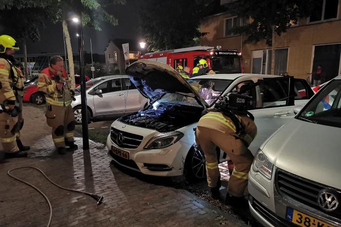 Brand gesticht in auto