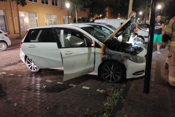 Brand gesticht in auto