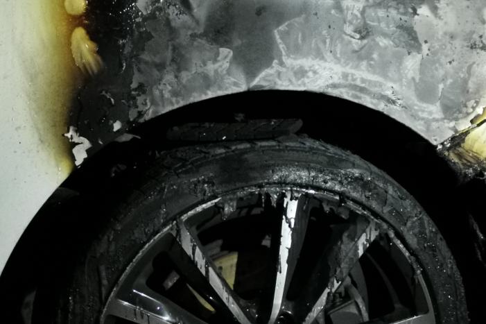 Brand gesticht in auto