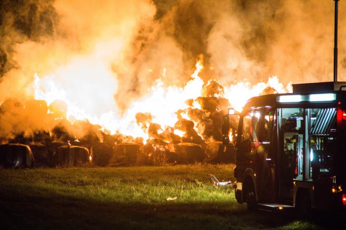 Rook en stank door hooibrand in Duitsland