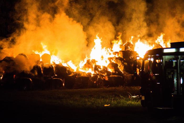 Rook en stank door hooibrand in Duitsland