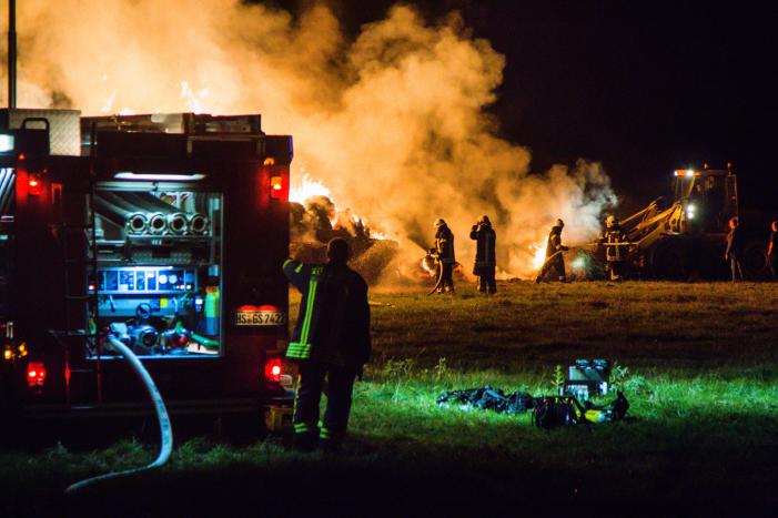 Rook en stank door hooibrand in Duitsland