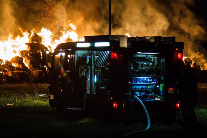 Rook en stank door hooibrand in Duitsland