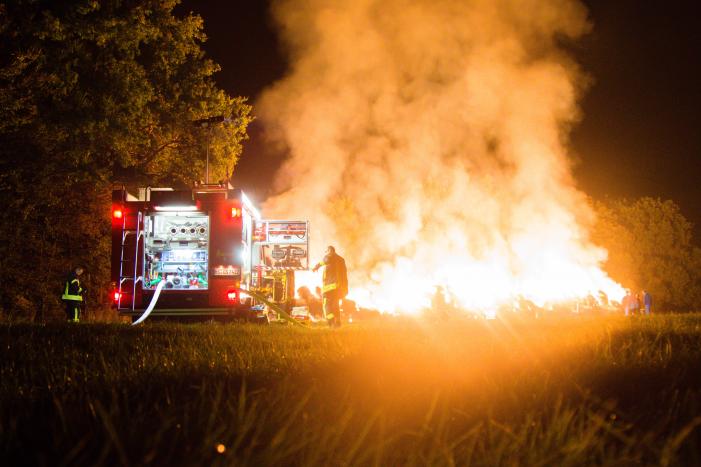 Rook en stank door hooibrand in Duitsland