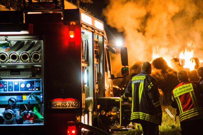 Rook en stank door hooibrand in Duitsland