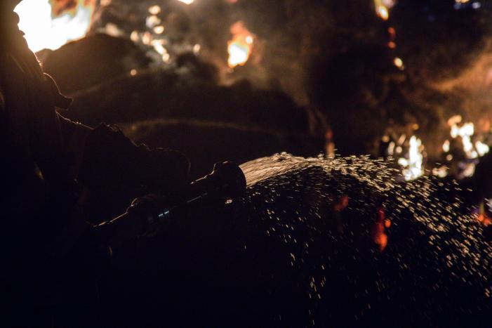 Rook en stank door hooibrand in Duitsland