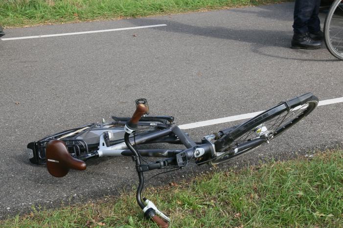 Fietser gewond na aanrijding met 45 km auto