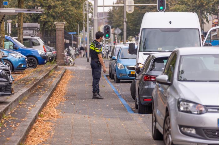 Bestelbus knalt op kerende auto