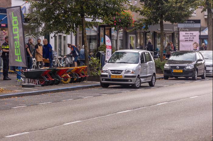 Bestelbus knalt op kerende auto