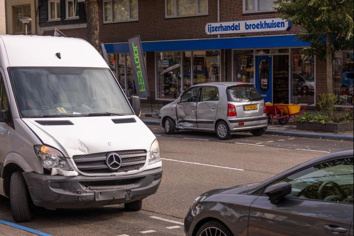 Bestelbus knalt op kerende auto