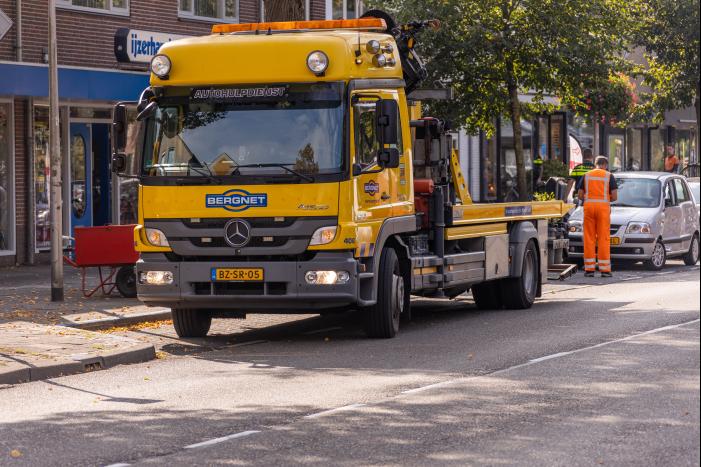 Bestelbus knalt op kerende auto