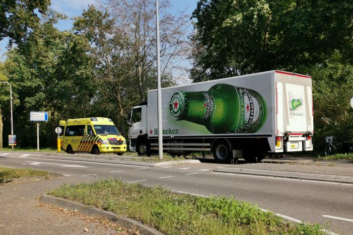 Fietser aangereden door vrachtwagen