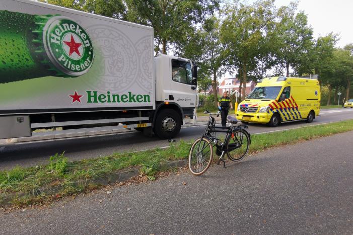 Fietser aangereden door vrachtwagen