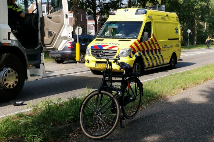 Fietser aangereden door vrachtwagen