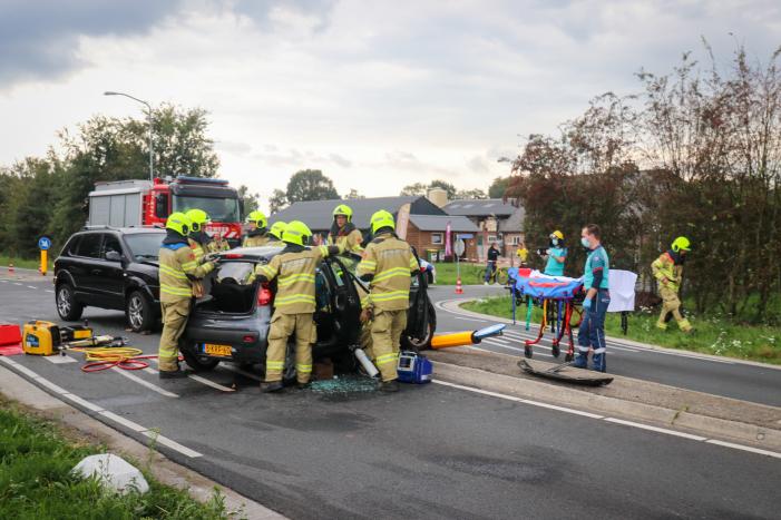 Vrouw bekneld in voertuig bij aanrijding op kruising