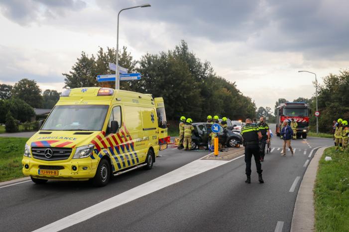 Vrouw bekneld in voertuig bij aanrijding op kruising