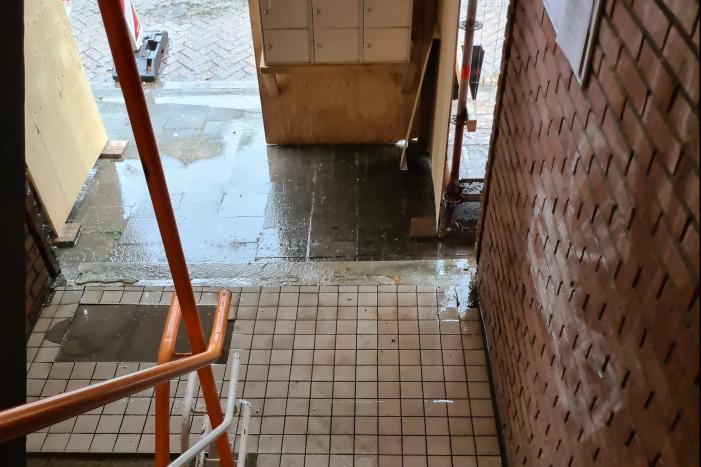 Flatgebouw in de steigers kampt met wateroverlast