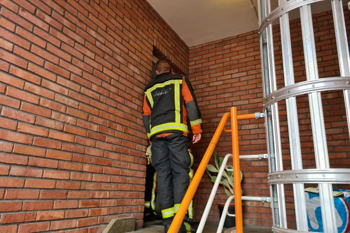Flatgebouw in de steigers kampt met wateroverlast