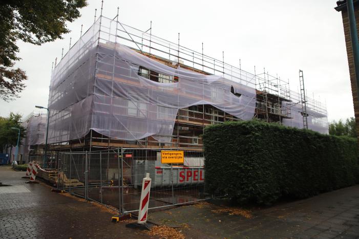 Flatgebouw in de steigers kampt met wateroverlast