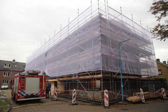 Flatgebouw in de steigers kampt met wateroverlast