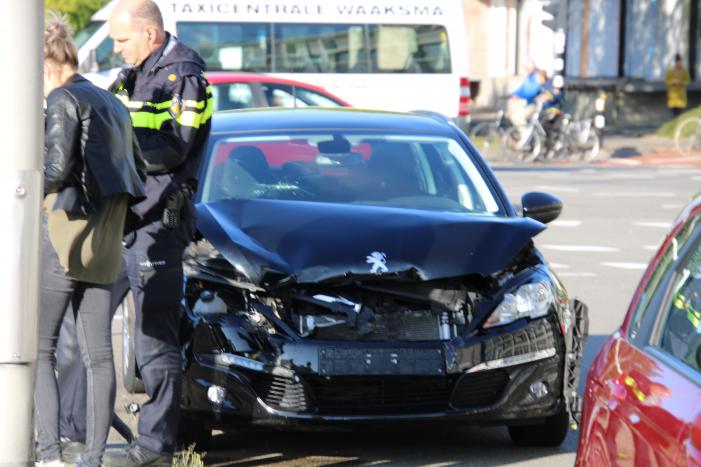 Flinke schade bij kop-staart aanrijding met twee auto's