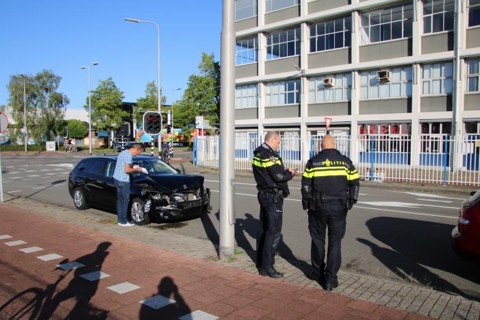 Flinke schade bij kop-staart aanrijding met twee auto's