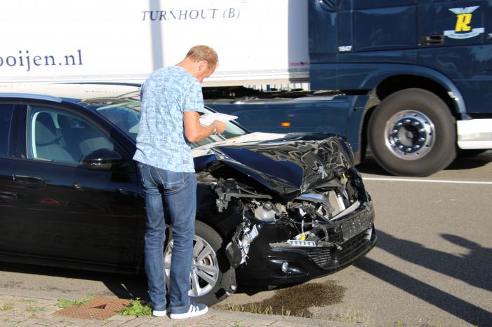 Flinke schade bij kop-staart aanrijding met twee auto's