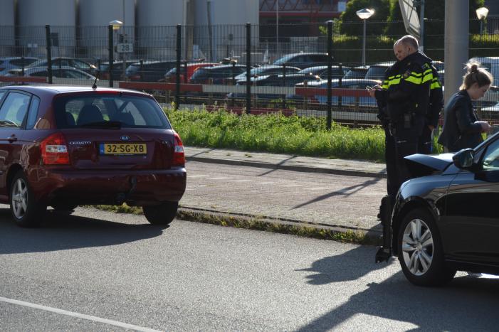 Flinke schade bij kop-staart aanrijding met twee auto's