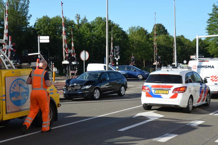 Flinke schade bij kop-staart aanrijding met twee auto's