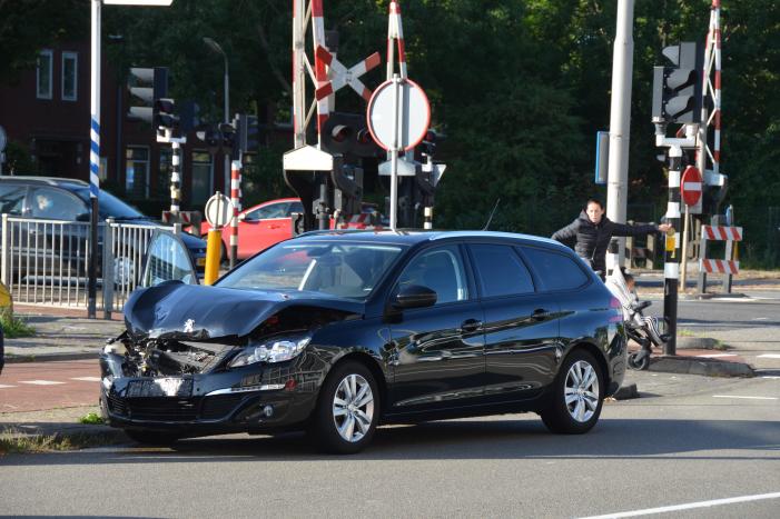 Flinke schade bij kop-staart aanrijding met twee auto's