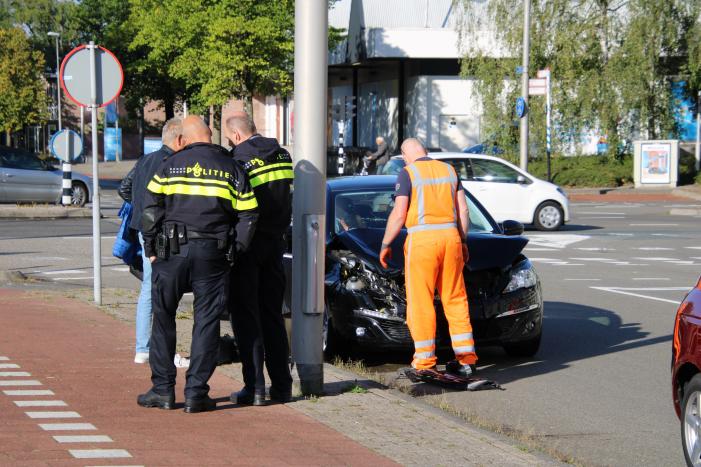 Flinke schade bij kop-staart aanrijding met twee auto's
