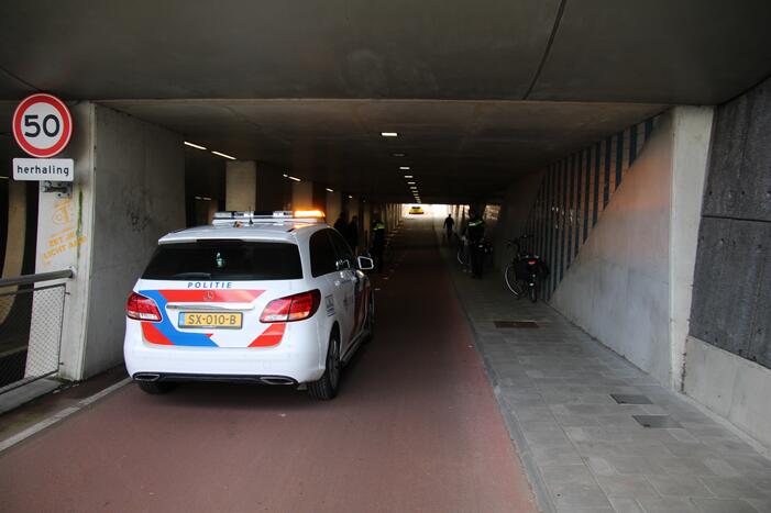 Twee fietsers gewond bij botsing in M.C. Escher Akwadukt