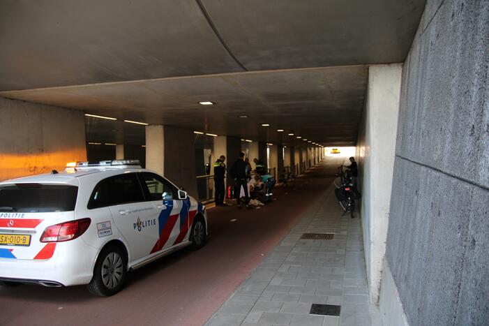 Twee fietsers gewond bij botsing in M.C. Escher Akwadukt
