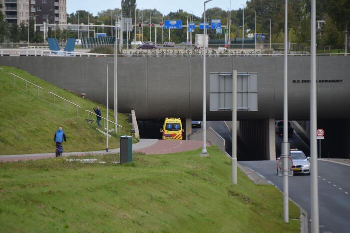 Twee fietsers gewond bij botsing in M.C. Escher Akwadukt