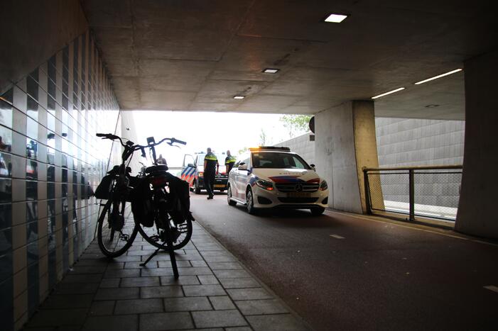 Twee fietsers gewond bij botsing in M.C. Escher Akwadukt