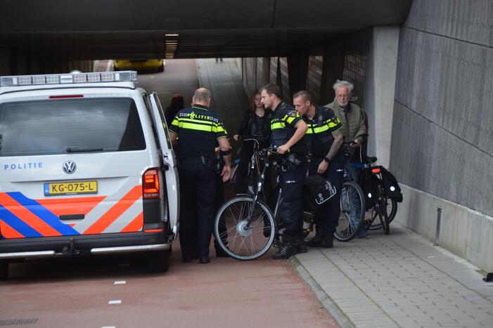 Twee fietsers gewond bij botsing in M.C. Escher Akwadukt