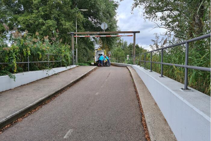 Vrouw in rolstoel met hulphond door scooterrijder aangereden