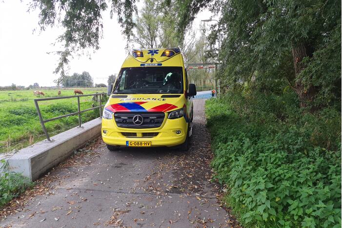 Vrouw in rolstoel met hulphond door scooterrijder aangereden