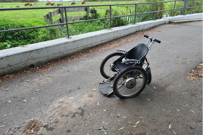 Vrouw in rolstoel met hulphond door scooterrijder aangereden