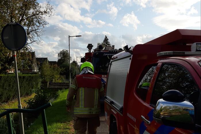 Brandweer bestrijdt brand in schoorsteen