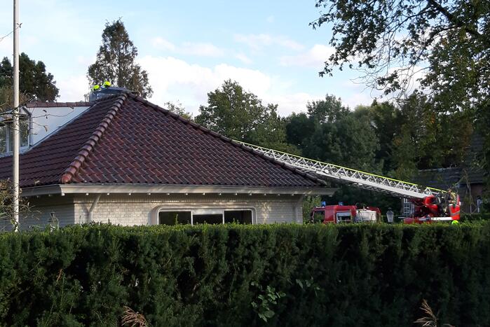 Brandweer bestrijdt brand in schoorsteen