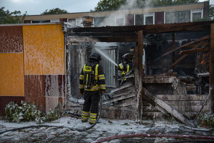 Schuur compleet verwoest door flinke brand
