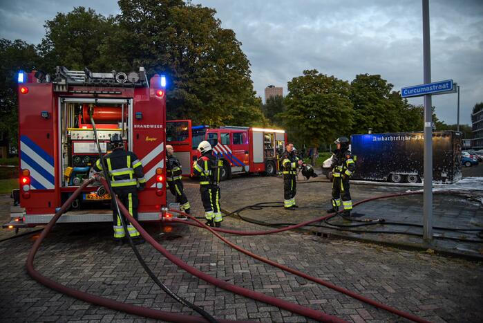 Schuur compleet verwoest door flinke brand